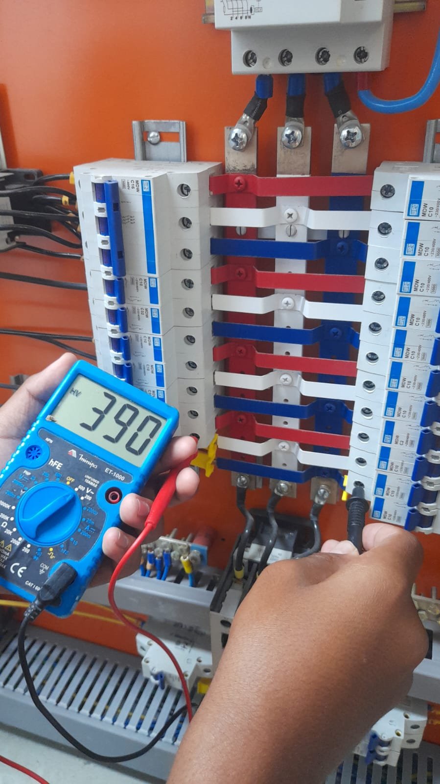 Medição de tensão em quadro elétrico em Presidente Prudente — RENOVALAR Marido de Aluguel