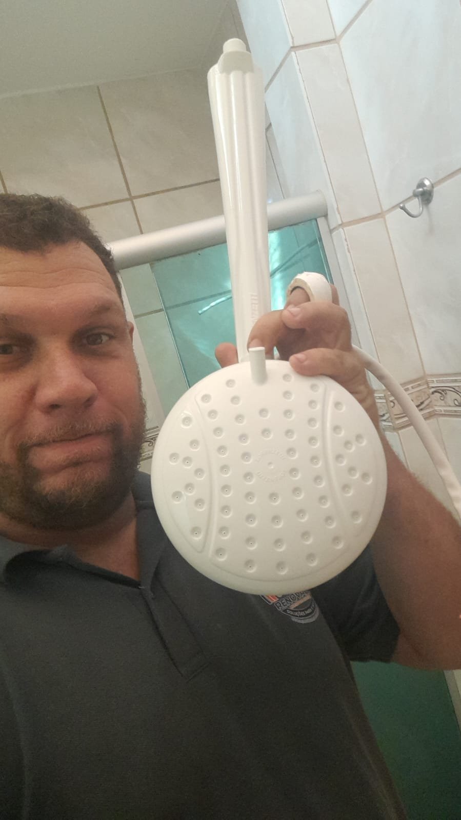 Troca de chuveiro elétrico em banheiro em Presidente Prudente — RENOVALAR Marido de Aluguel